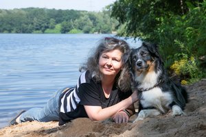 Anita Houben mit Leseförderhund Lara