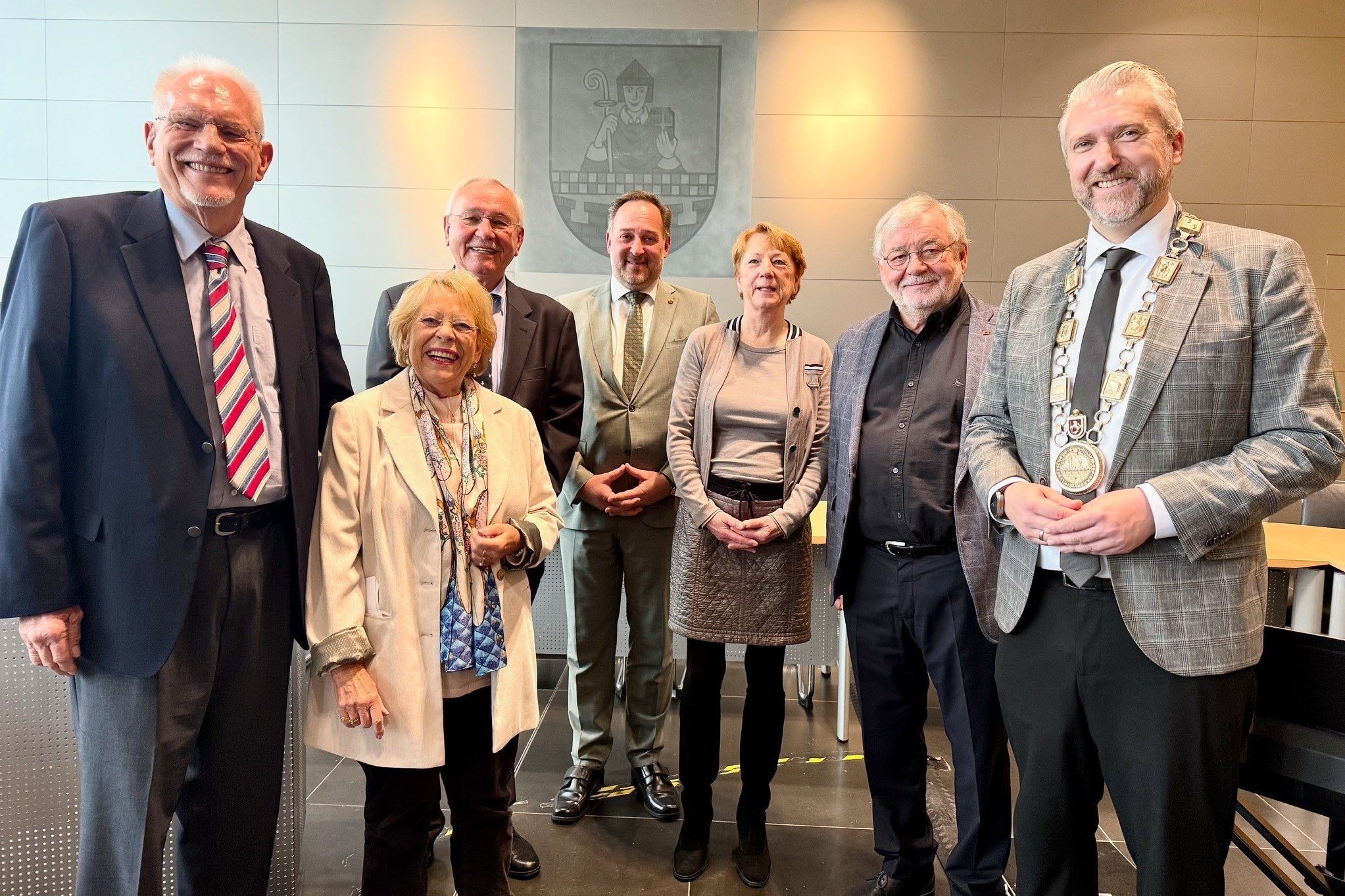 Die Ehrenplaketten der Stadt Lüdenscheid gingen an das Ehepaar Dr. Arnhild und Rolf Scholten (links), Norbert Adam (3. von links), Verena Szermerski-Kasperek (3. von rechts) und Gerhard Geisel (2. von rechts). Außerdem verabschiedete Bürgermeister Sebastian Wagemeyer (rechts) den langjährigen stellvertretenden Bürgermeister Björn Weiß.