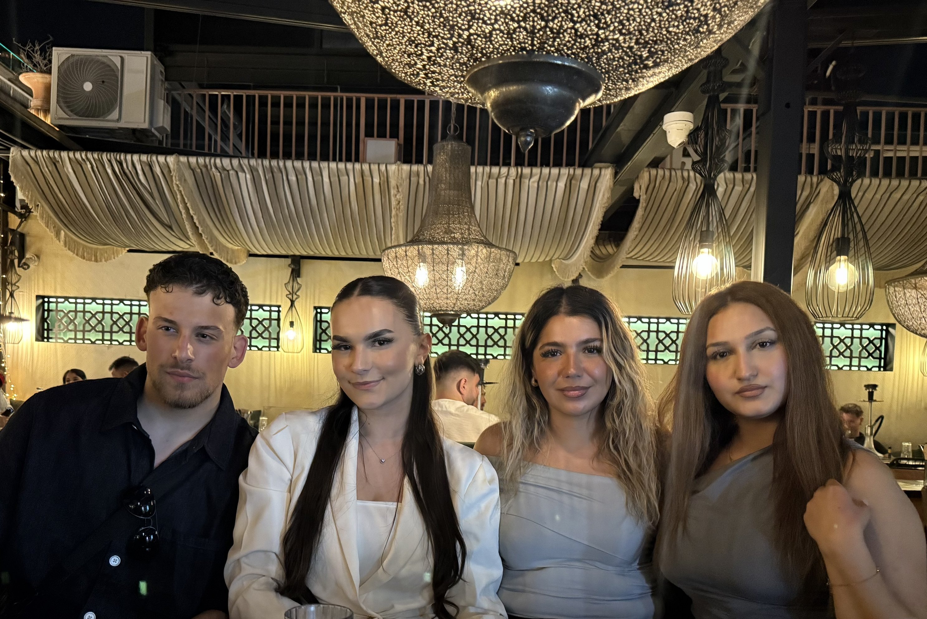 Gruppenfoto der vier Azubis in einem Lokal in Athen