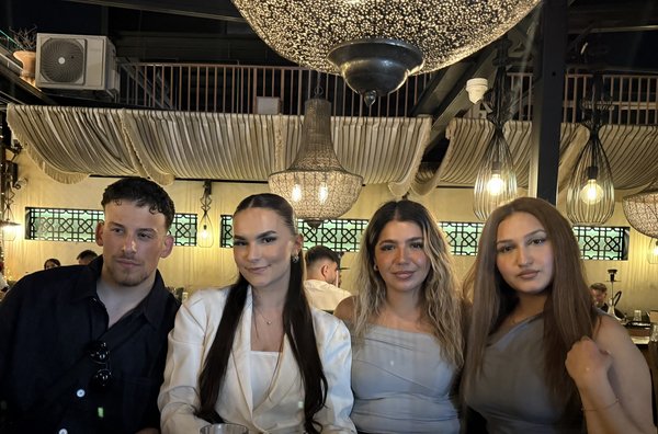 Gruppenfoto der vier Azubis in einem Lokal in Athen