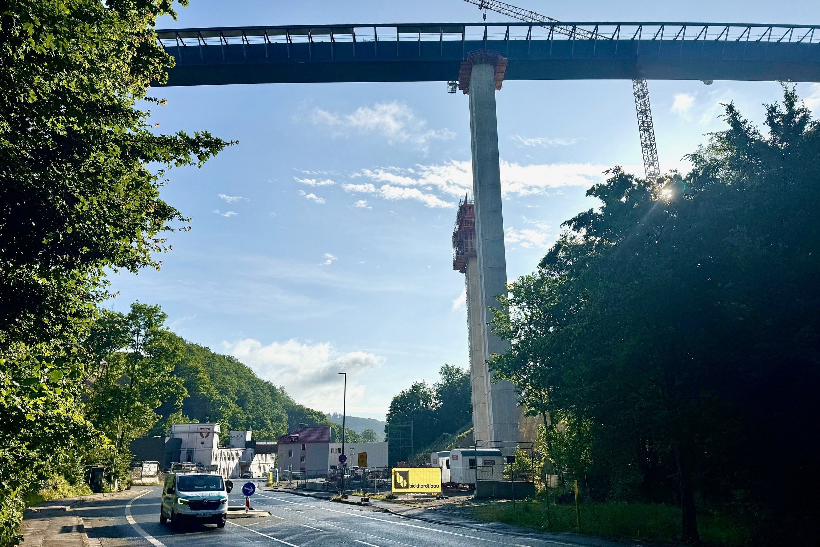 Blick auf die Altenaer Straße und den Neubau der Talbrücke Rahmede.