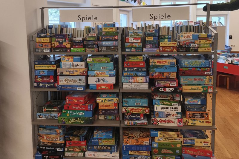 Gesellschaftsspiele in einem Regal 