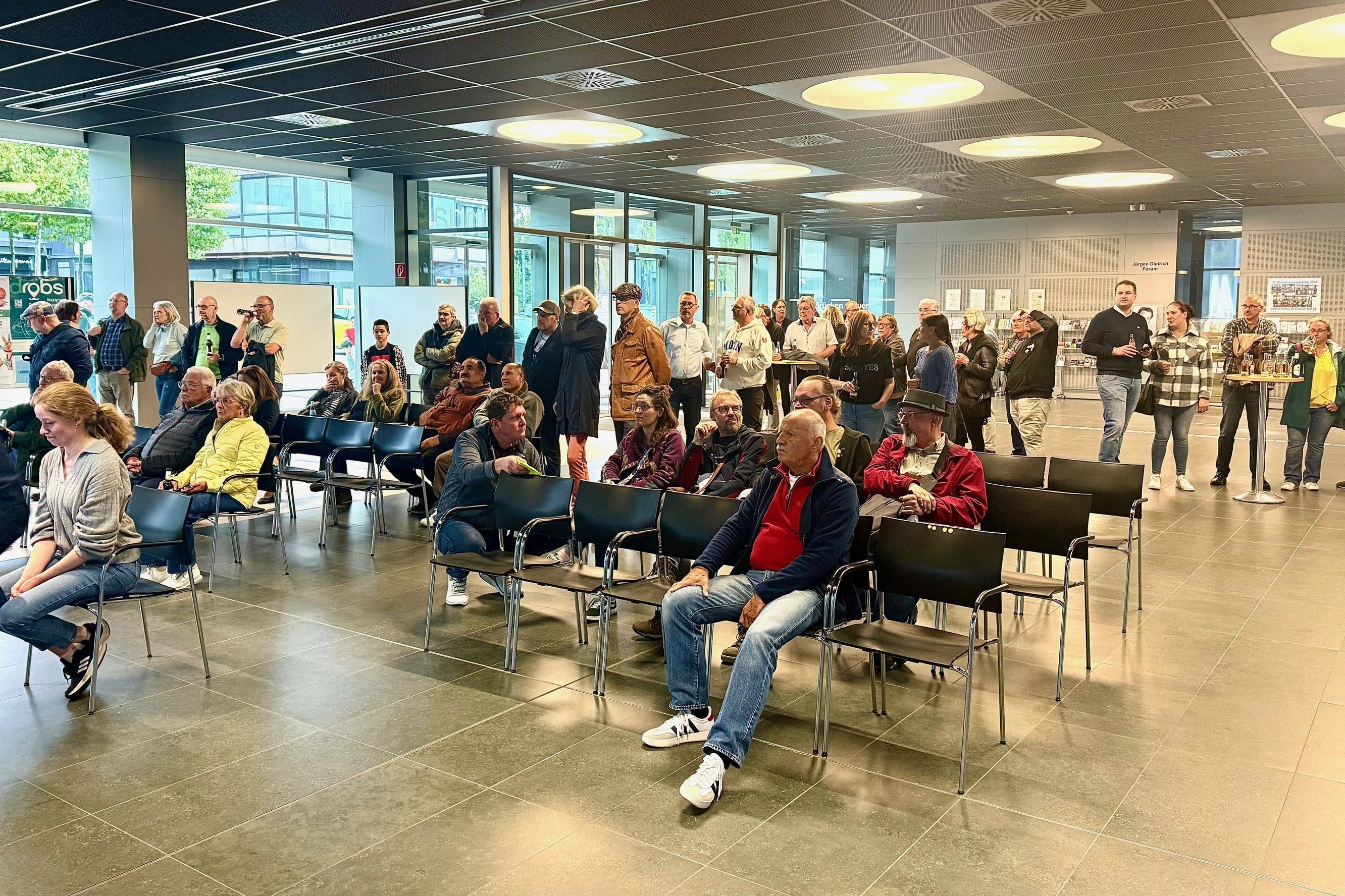 Bürgerinnen und Bürger verfolgen beim Public Viewing zur Kommunalwahl am 14. September im Rathaus-Foyer die Präsentation der Wahlergebnisse. Foto: Sven Helmig