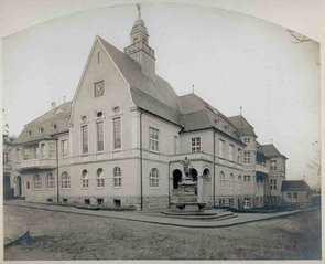 Das Amtshaus mit Brunnen