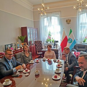 Gespräch im Büro des Bürgermeisters von Myslenice, Polen.