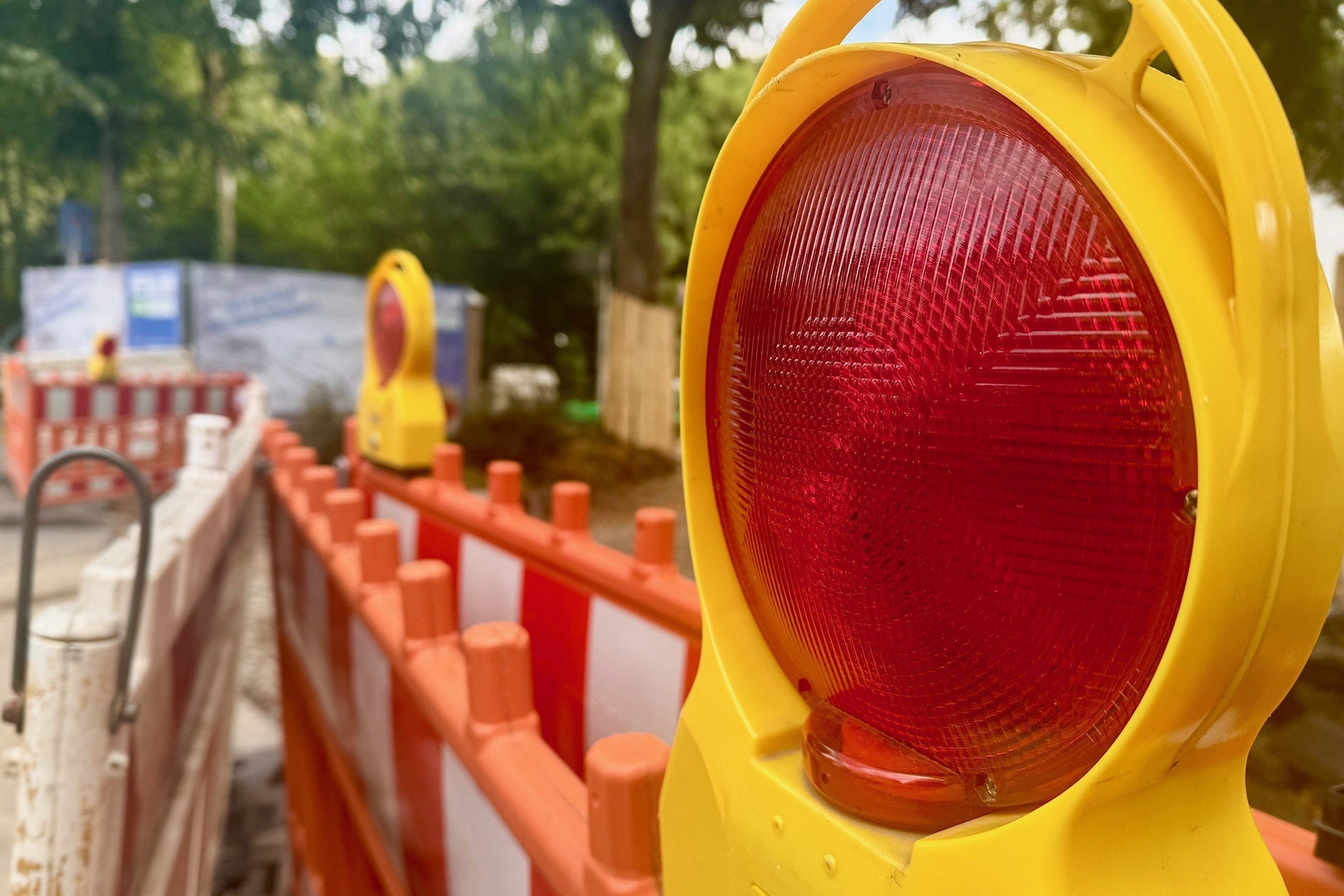 Eine Baustellenabsperrung mit Warnleuchten.