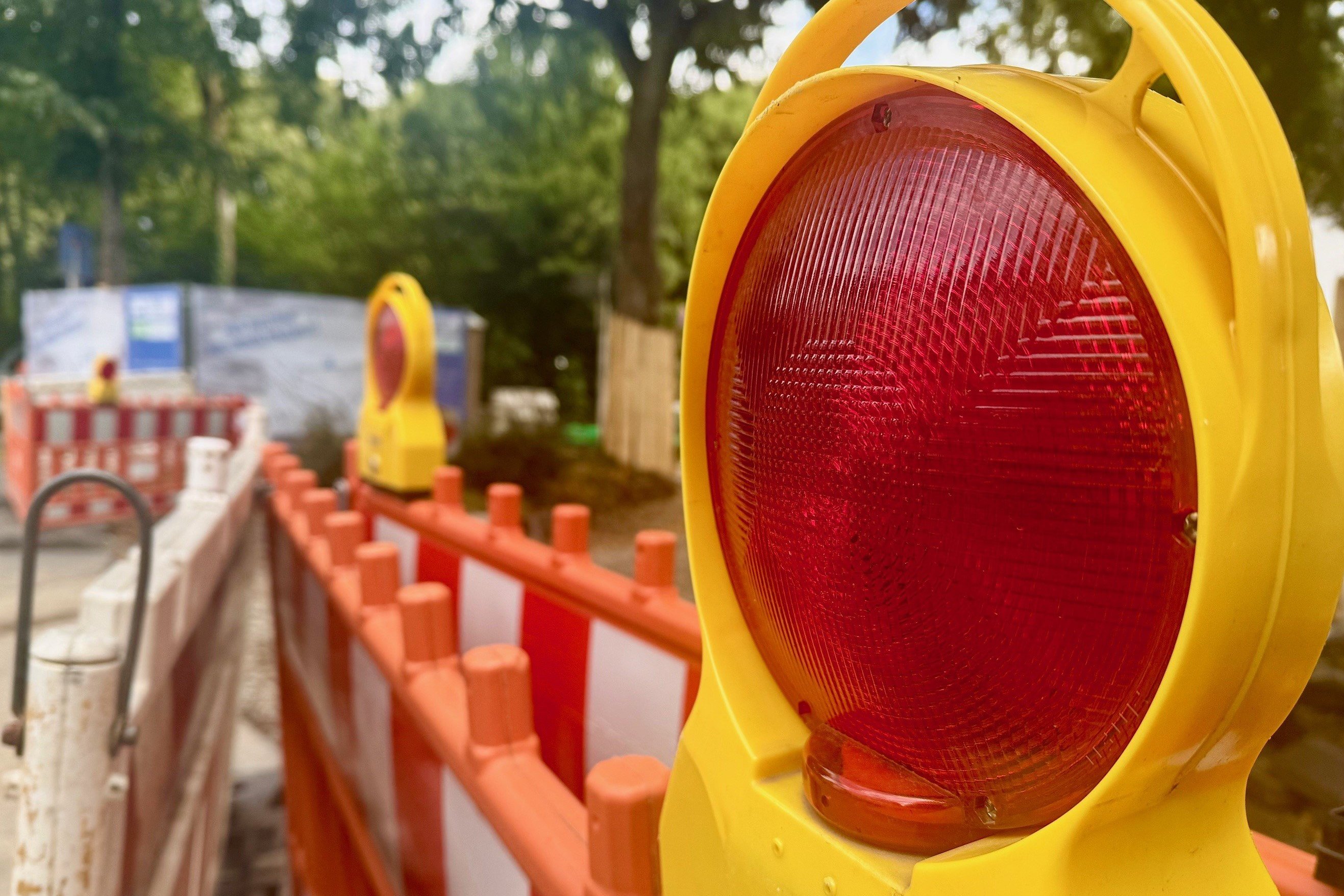 Eine Baustellenabsperrung mit Warnleuchten.