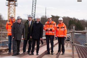 Bürgermeister Sebastian Wagemeyer mit Minister Wissing und Vertretern der Autobahn GmbH