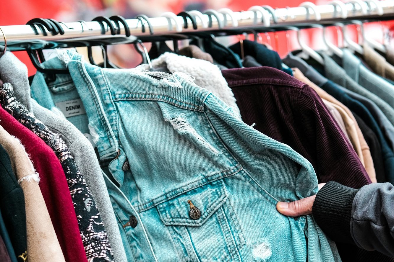 Eine Kleiderstange mit Second Hand Kleidung