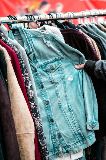 Eine Kleiderstange mit Second Hand Kleidung