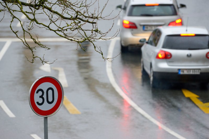 Straße mit zwei fahrenden Autos