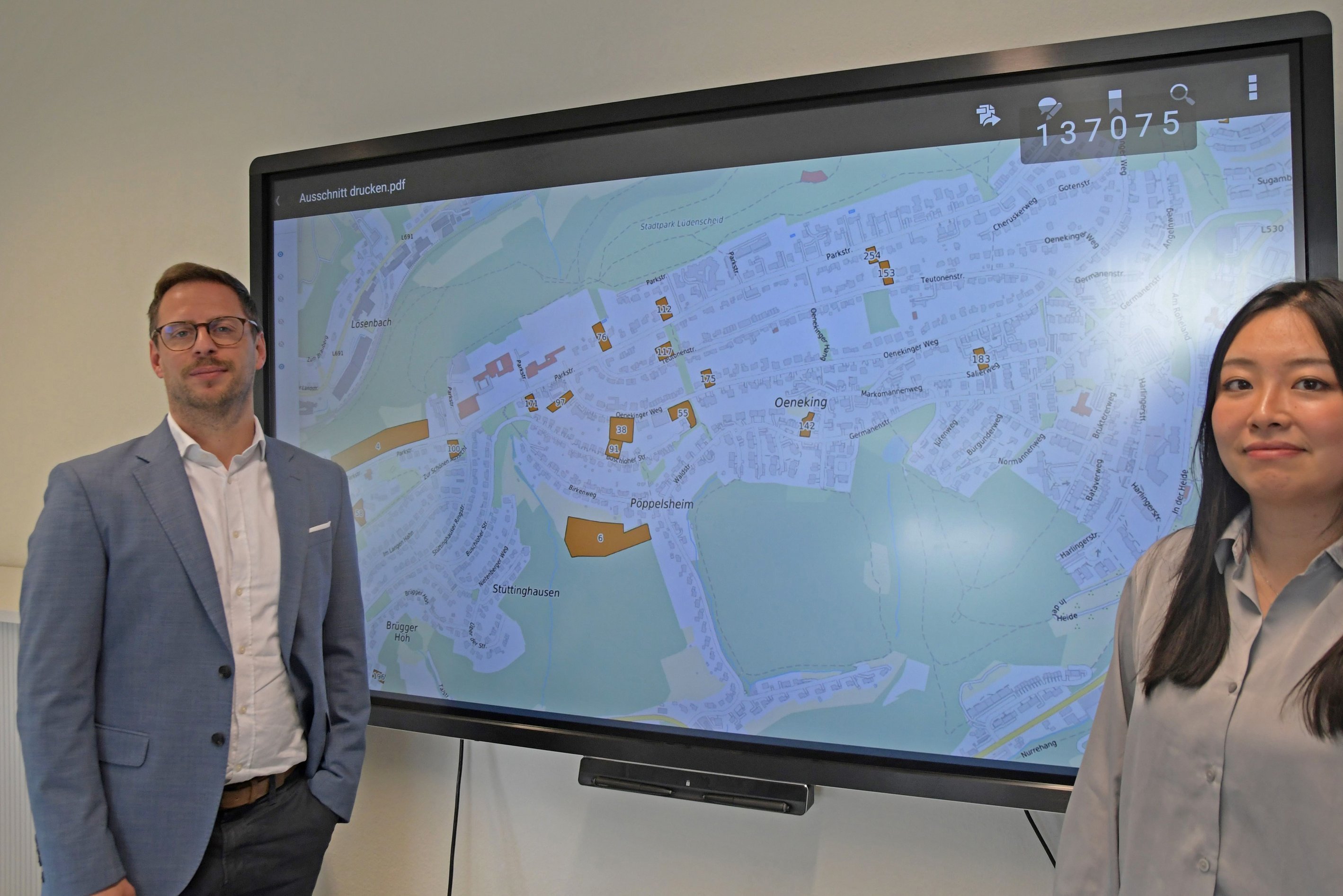 Bihui Wang vom Fachdienst Bauleitplanung und Städtebau präsentiert gemeinsam mit Fachdienstleiter Moritz Pohlmann (links) die neue Übersichtsseite zum Baulandkataster.