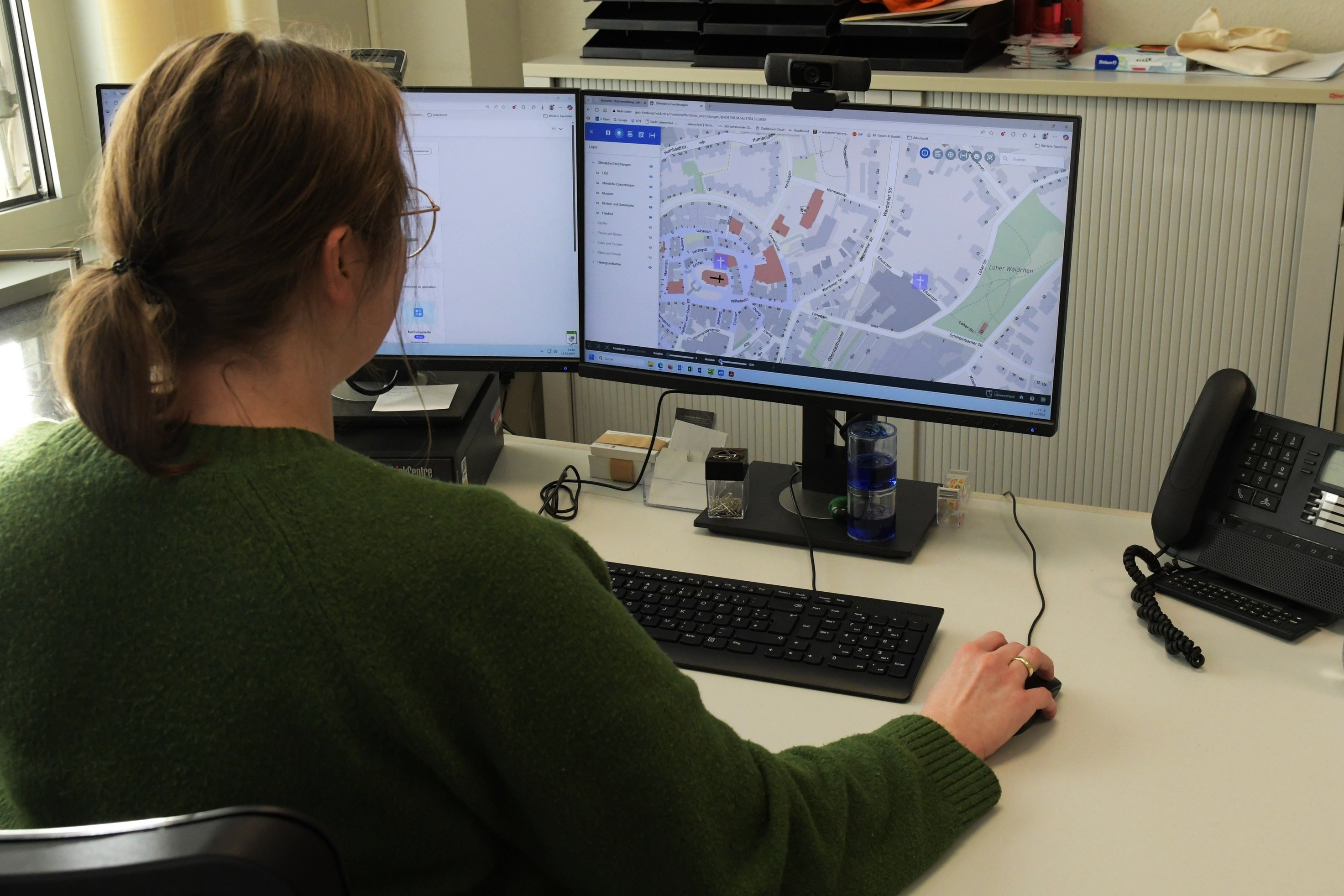 Eine Frau an einem PC, auf dem das Geoportal geöffnet ist.
