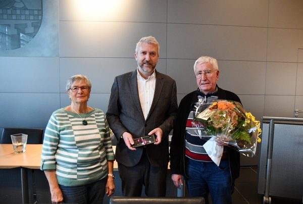 Bernd Kaiser mit der ehrenamtlichen Behindertenbeauftragten Monika Schwanz und Bürgermeister Sebastian Wagemeyer