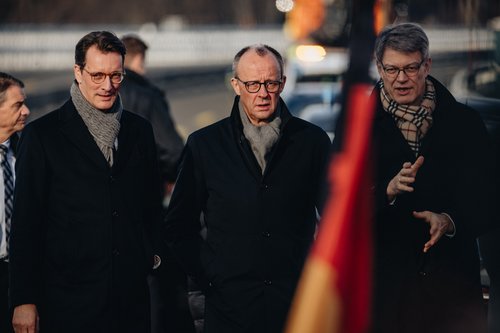 Kanzler Merz und Ministerpräsident Wüst auf der Talbrücke Rahmede