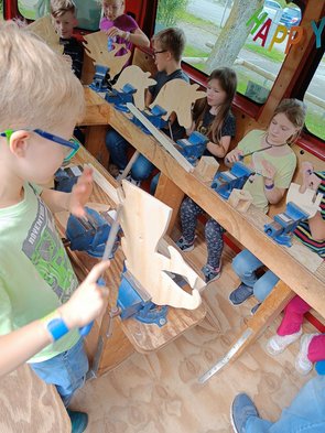 Kinder basteln Steckenpferde aus Holz