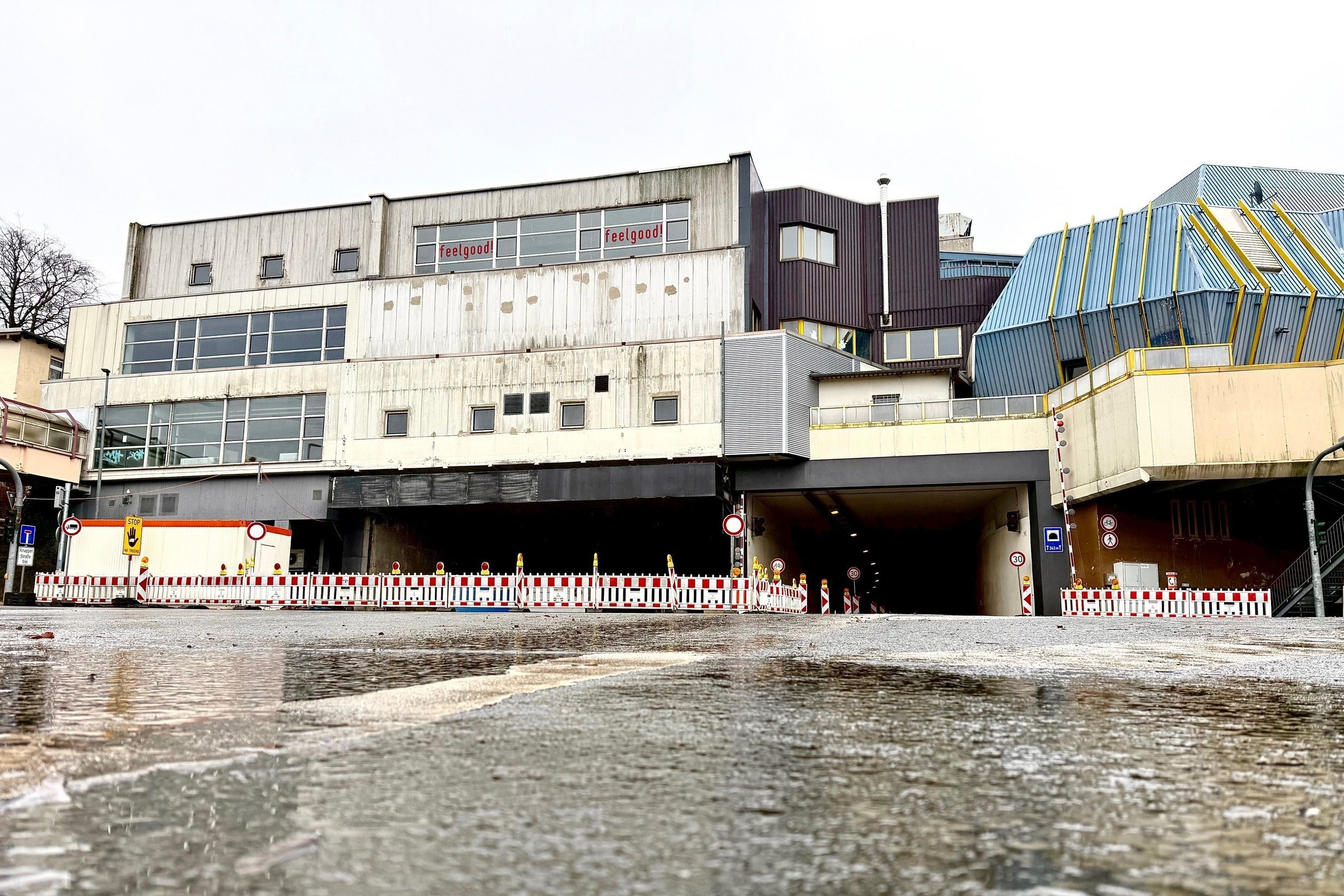 Blick von der Kölner Straße auf den Rathaus-Tunnel.