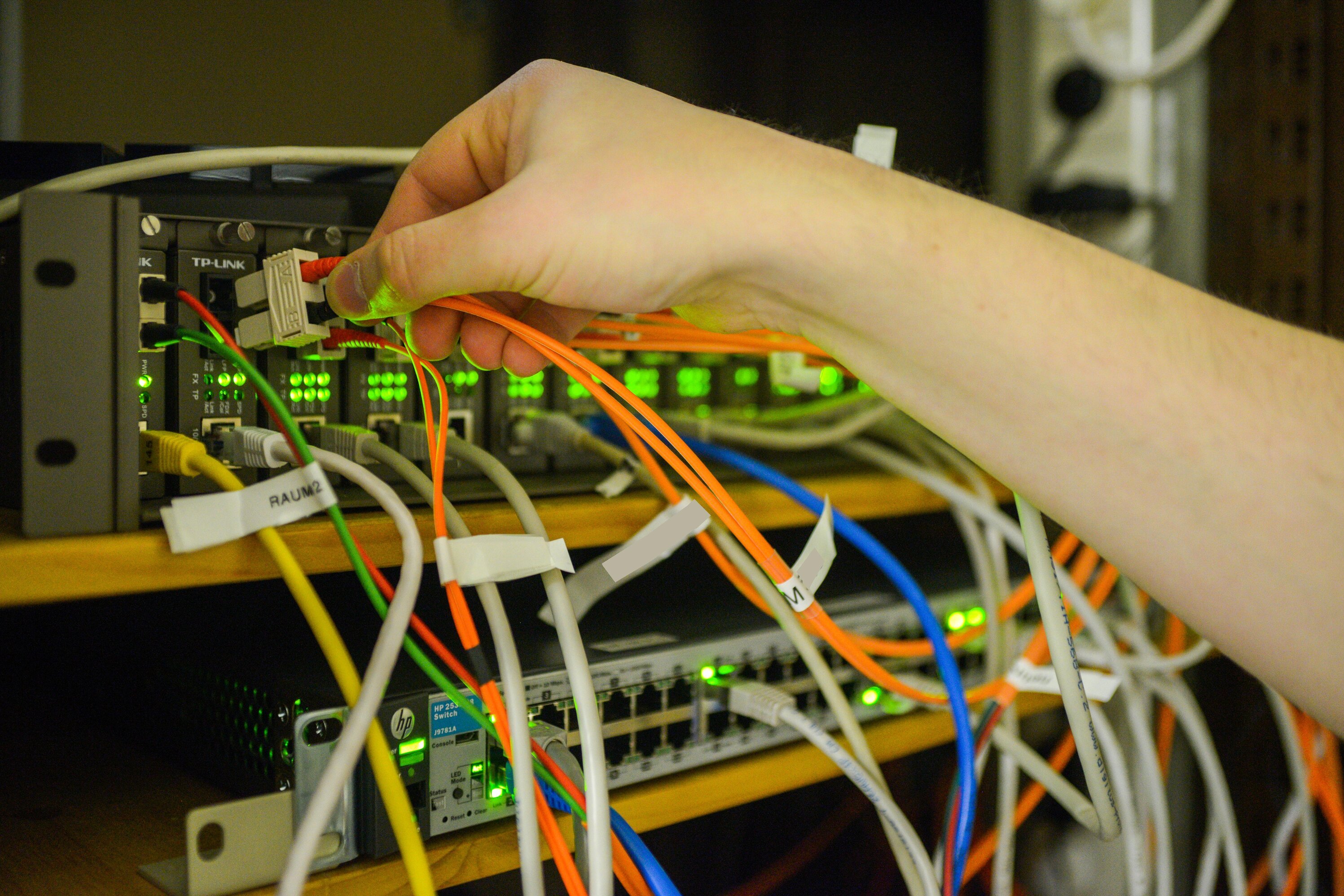Server mit mehreren Kabeln und Lichtern