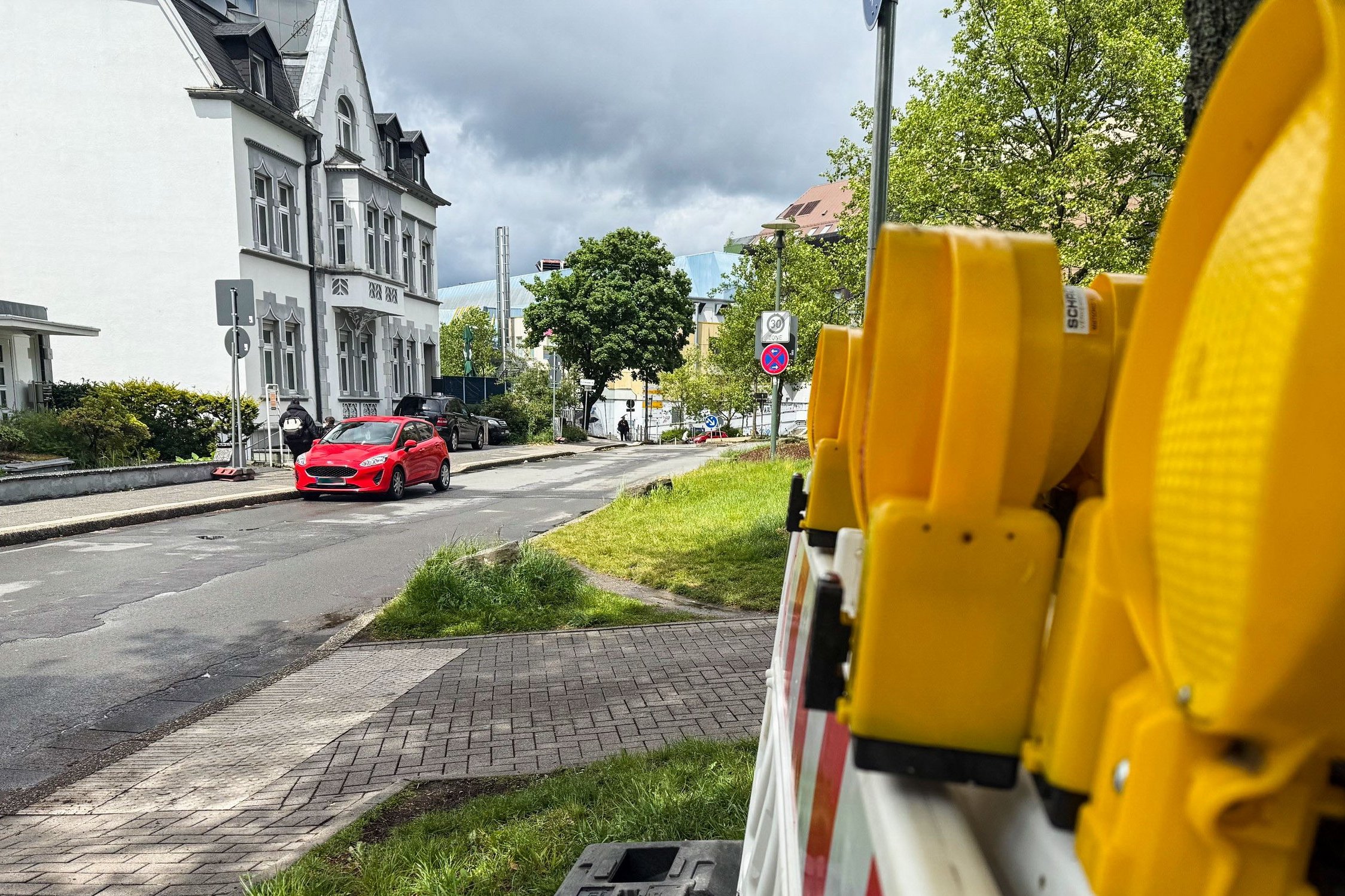 Baustellenabsperrungen stehen neben der Hohfuhrstraße.