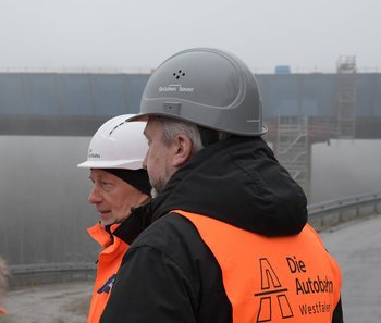 Bürgermeister Sebastian Wagemeyer und Projektleiter Michael Neumann  blicken auf die neue Talbrücke Rahmede.