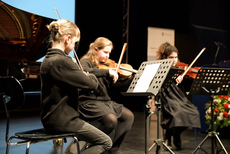 Eine Gruppe der Musikschule musiziert beim Neujahrsempfang