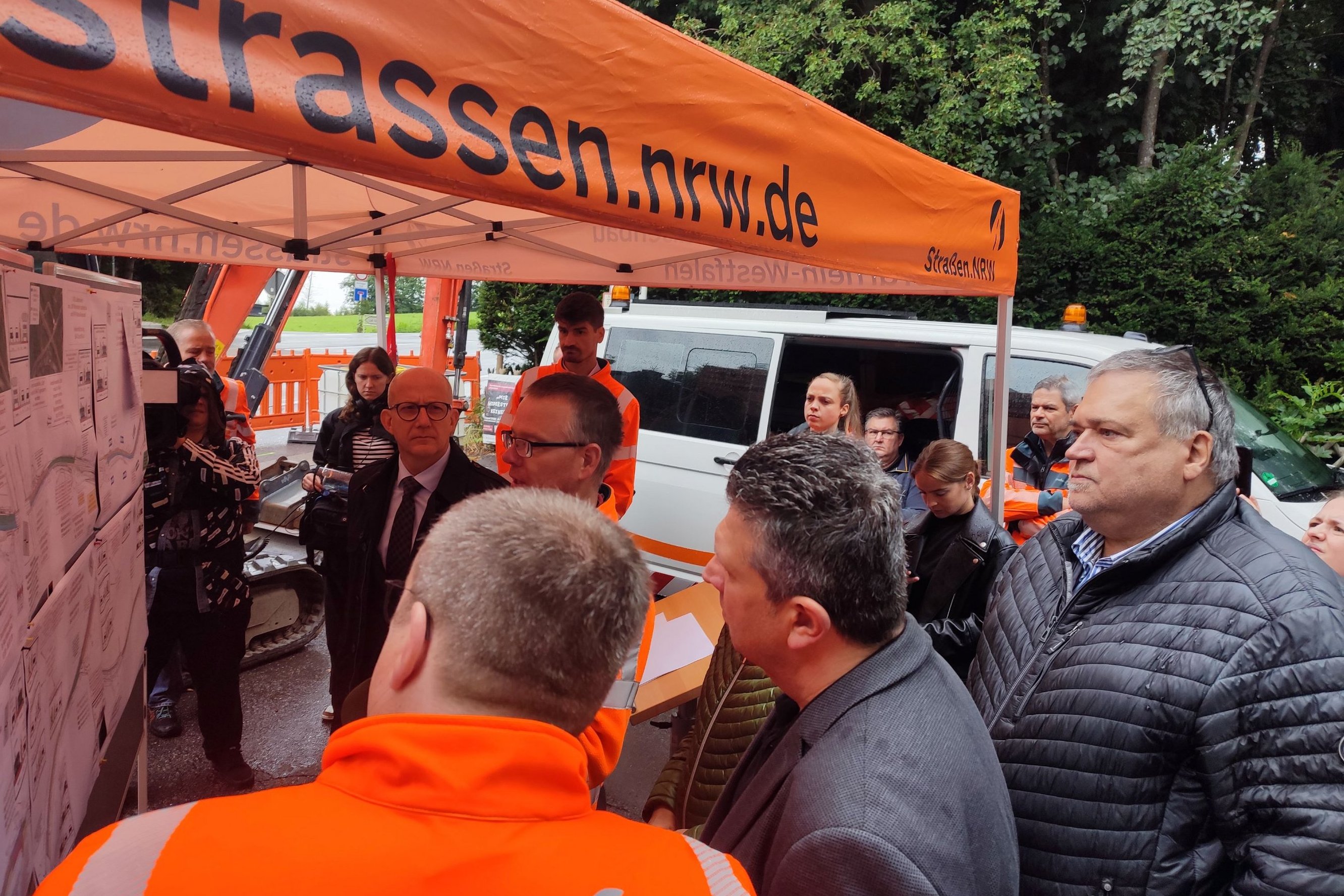 Minister Krischer und Landtagsabgeordnete informieren sich über die Maßnahme.