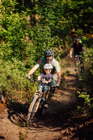 Eine Familie unterwegs auf dem Mountainbike-Trail
