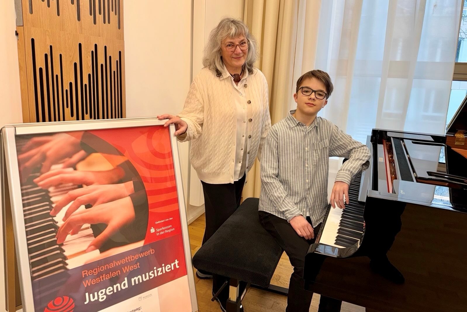 Klavierschüler Alexander Prisacari mit seiner Lehrerin Isabella Schubert