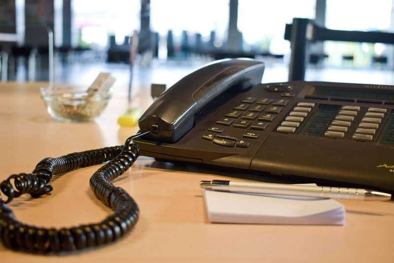 Büro-Telefon mit Notizzettel