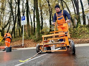 Markierungsarbeiten auf dem Parkplatz an der Jahnstraße