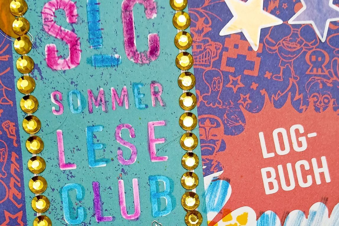 Bunt verziertes Logbuch zum Sommerleseclub in der Stadtbücherei