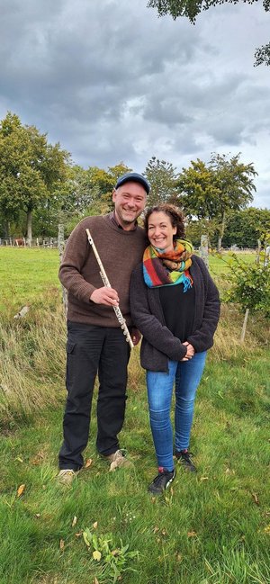 Karsteh Greth und Franziska Förster auf einer Wiese