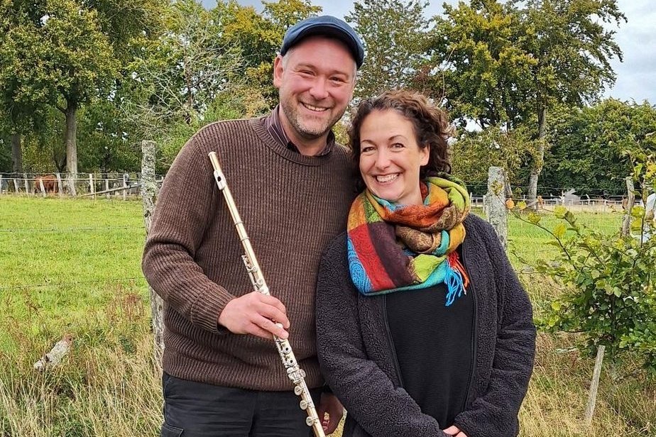 Karsteh Greth und Franziska Förster auf einer Wiese