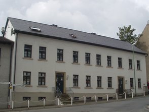 Das Gebäude Schlittenbacher Straße 16/18