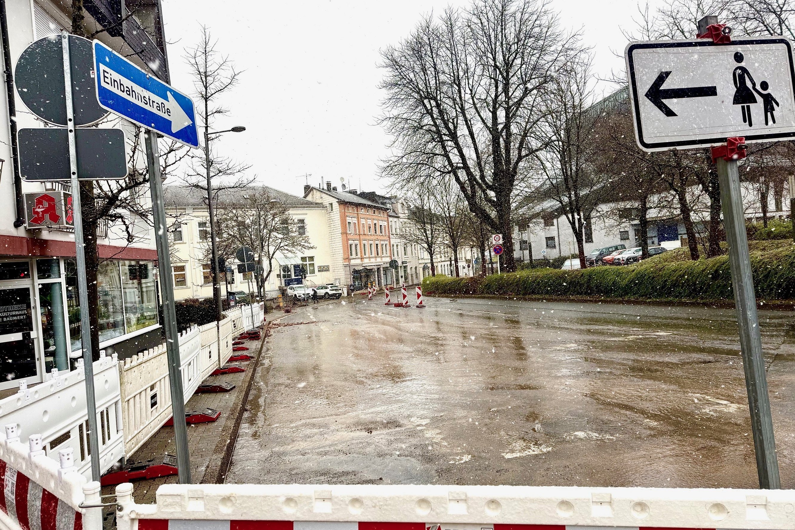 Das winterliche Wetter verzögert zwar den Abschluss der Sanierung, aber die vorübergehende Einbahnstraßen-Regelung für die obere Freiherr-vom-Stein-Straße kann aufgehoben werden. Foto: Sven Helmig