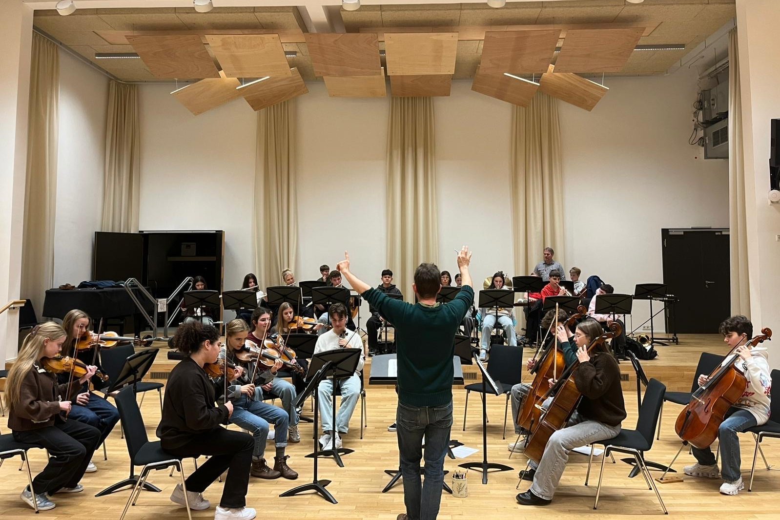 Das Jugendsinfonieorchester bei einer Probe im Saal der Musikschule