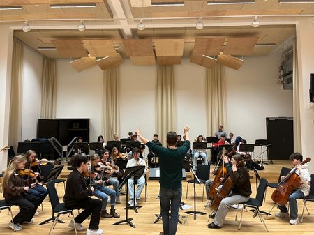 Das Jugendsinfonieorchester bei einer Probe im Saal der Musikschule