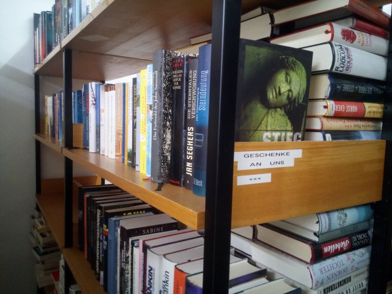 Ein Regal gefüllt mit Büchern