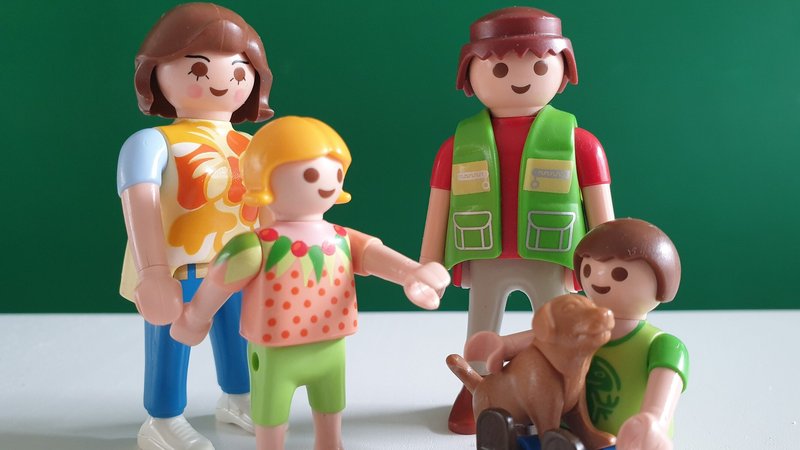Playmobilfamilie mit zwei Kindern und Hund
