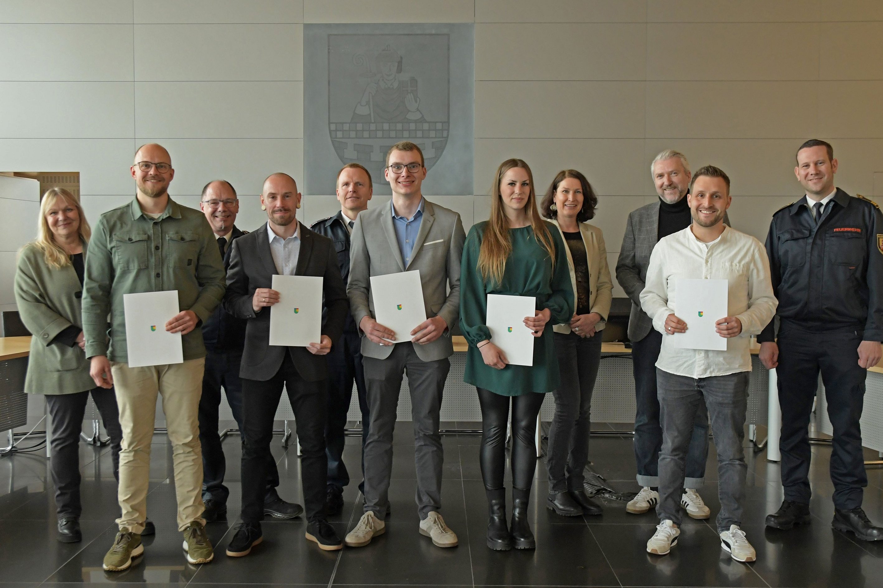 Die neuen Brandmeisteranwärter*innen mit ihren Urkunden.