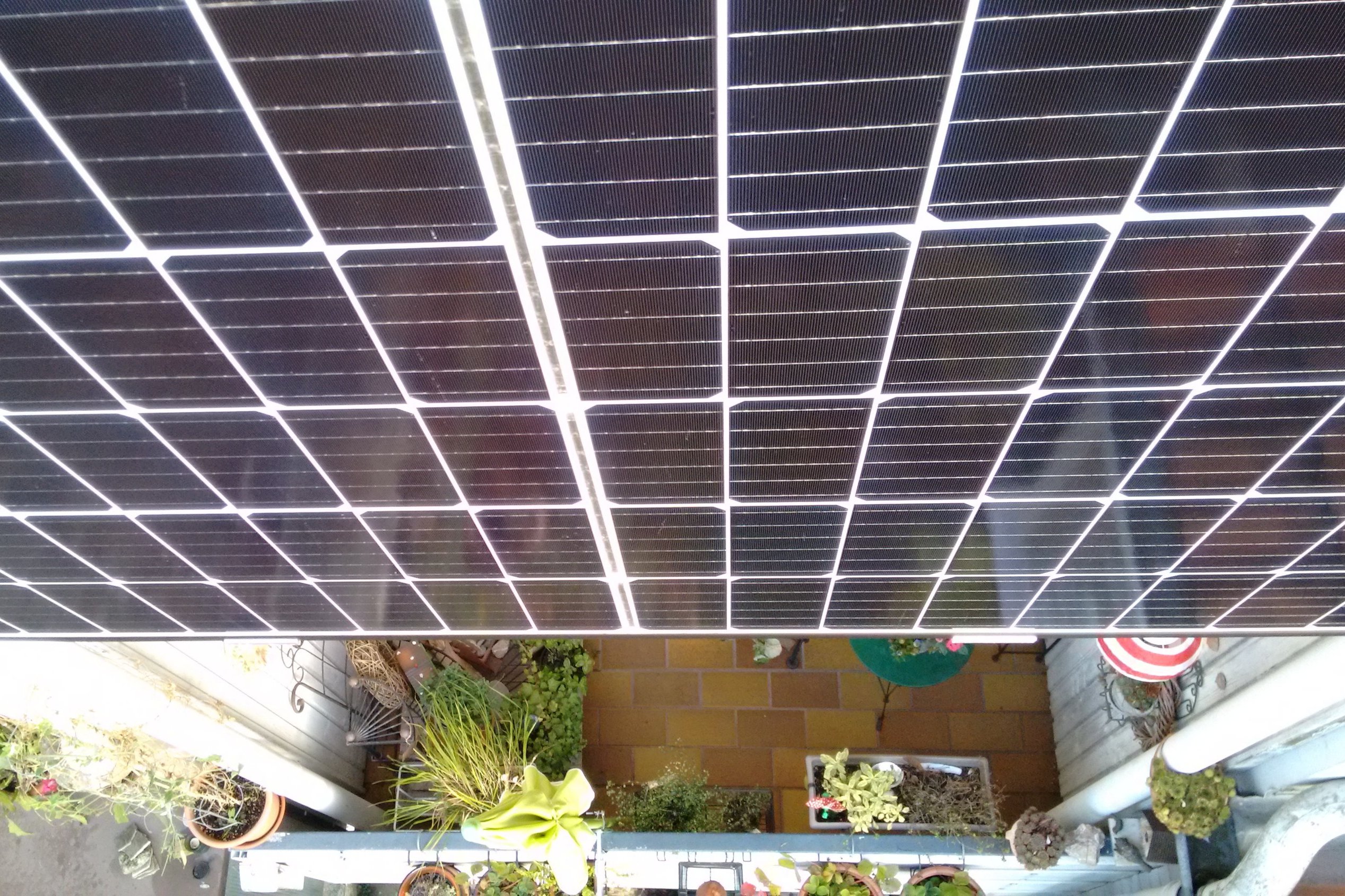 Eine Photovoltaikanlage und Blick nach unten in den Hof