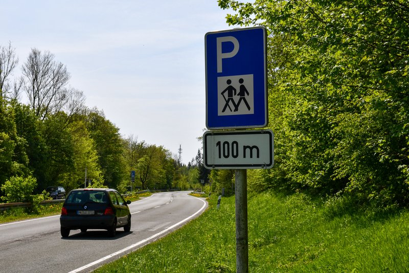Verkehrsschild Wanderparkplatz neben Straße