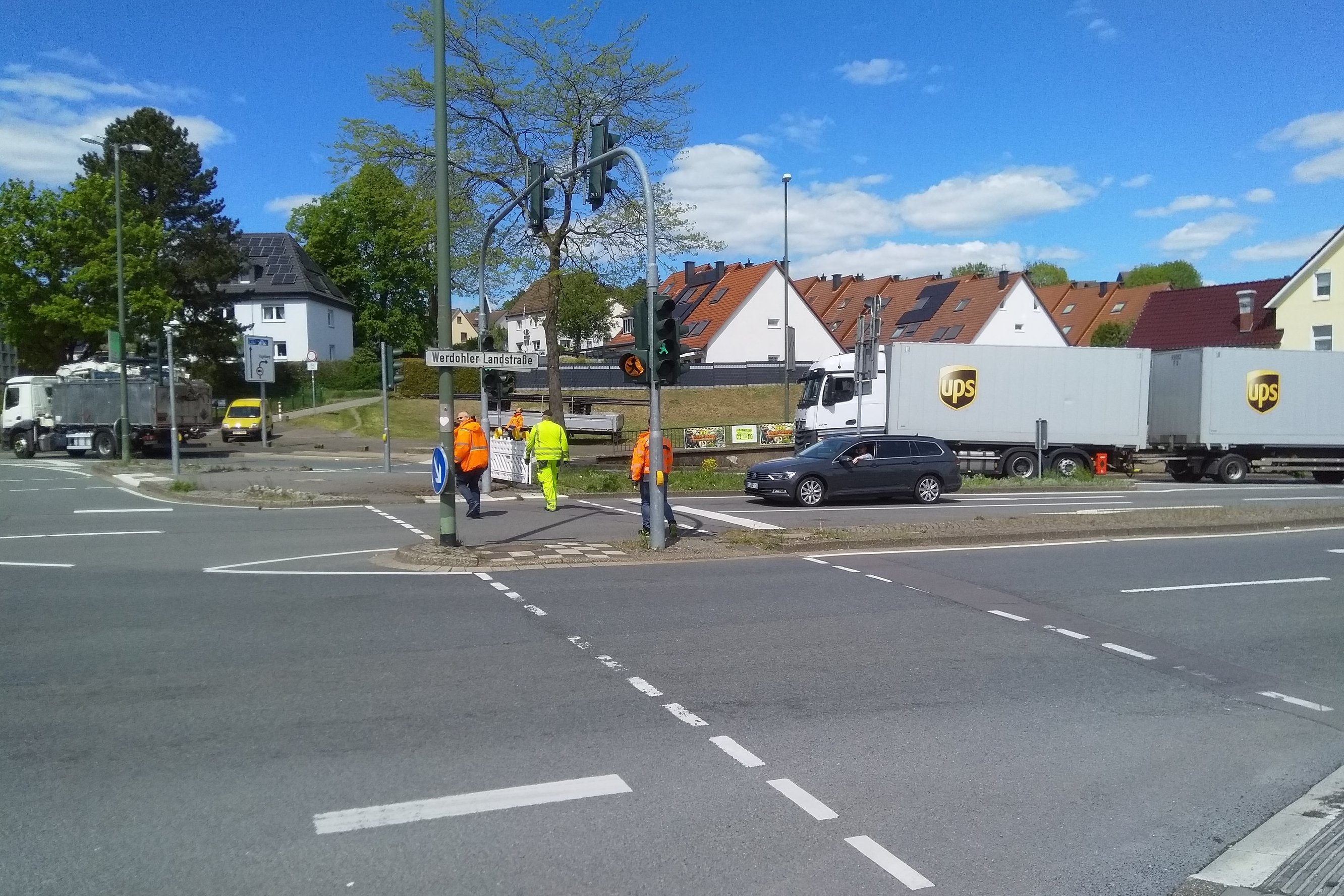 Der Fußgängerübwerg mit Ampeln, der an Worth-Kreuzung über die Werdohler Landstraé führt. 
