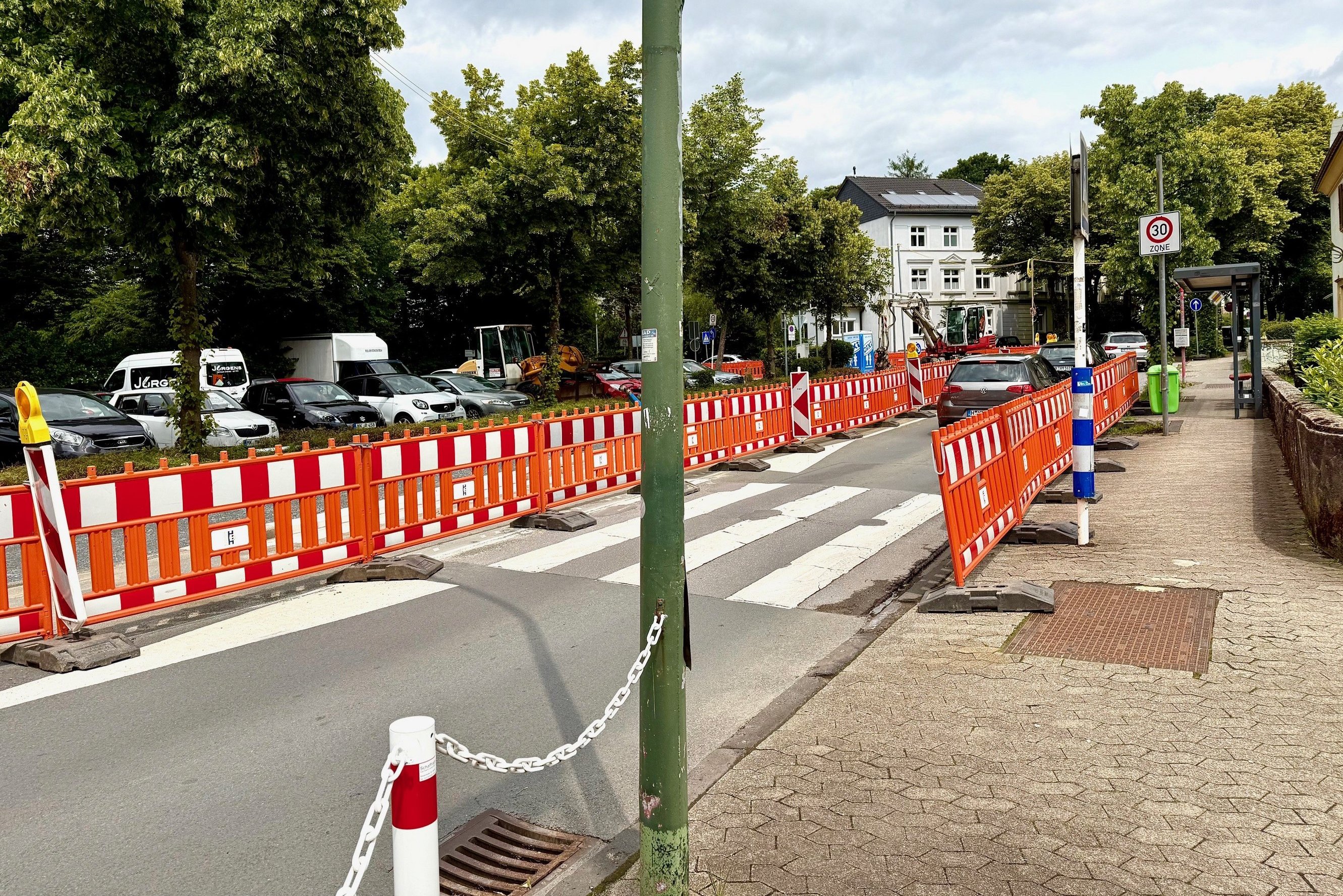 Eine Baustelle Frankenplatz, für die die Winkhauser Straße halbseitig gesperrt worden ist.