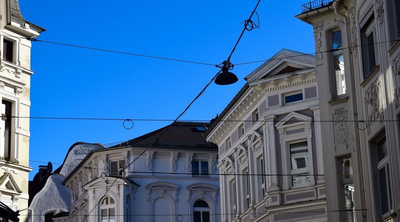 helle Altbaufassaden vor blauem Himmel