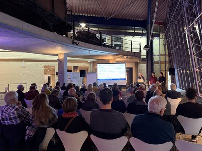 Die teilnehmenden Bürger lauschen einer Präsentation zum Mobilitätskonzept in den Museen