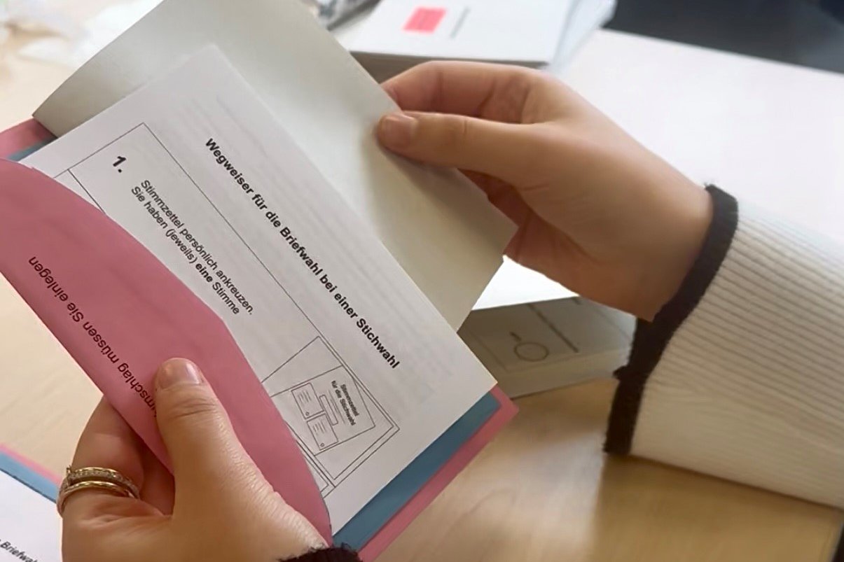 Stimmzettel für eine Stichwahl werden sortiert. 