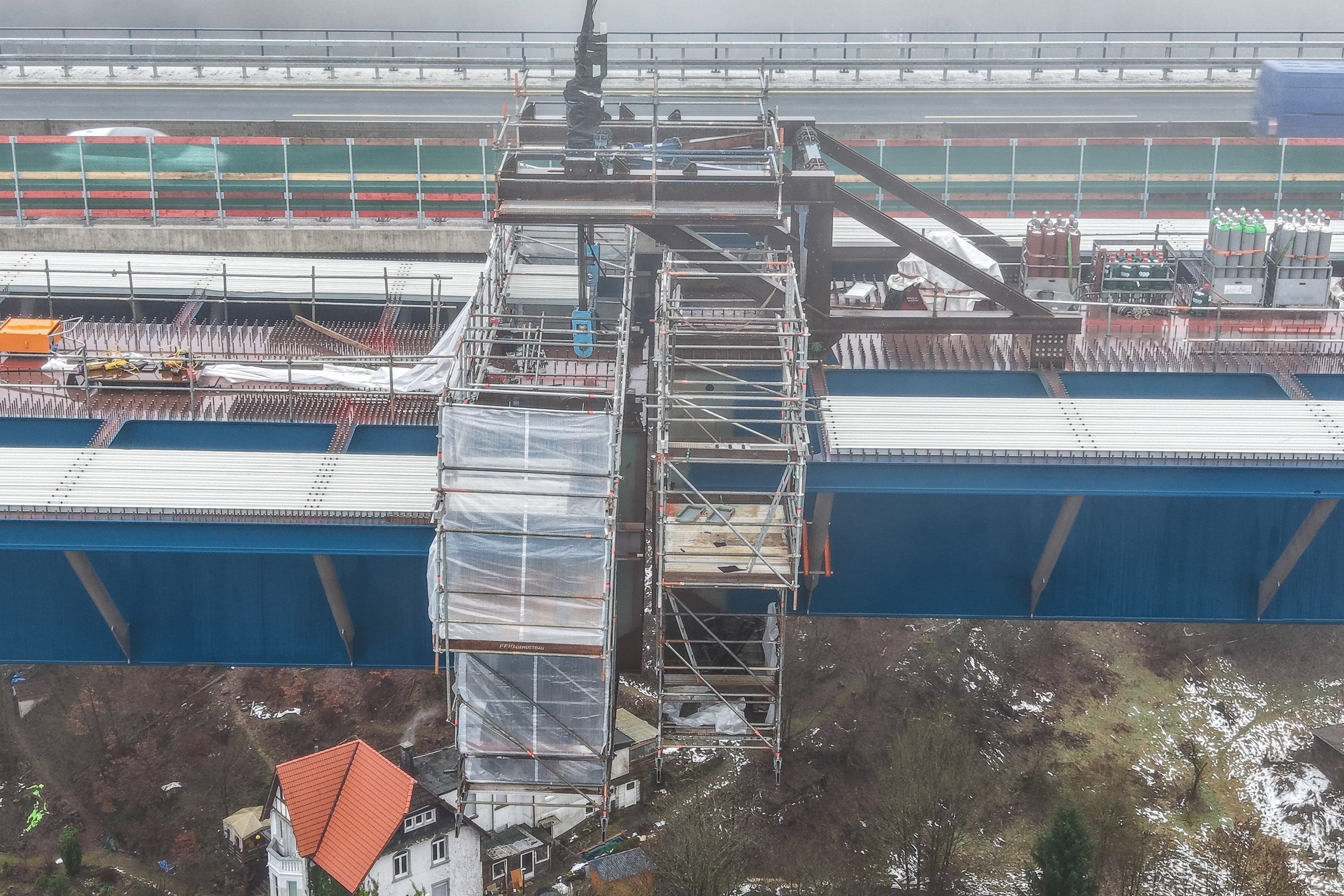 Nach dem letzten Verschub stehen die Brückenhälften voreinander. Sie trennen nun nur noch wenige Zentimeter. 