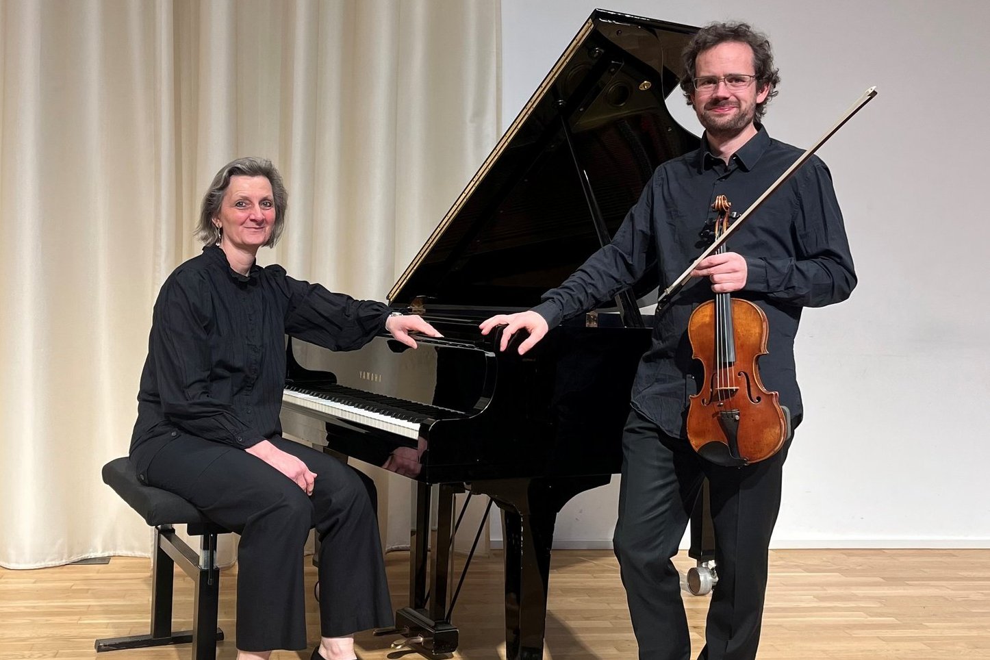 Andrea Ertz und Johannes Gehring auf der Bühne im Saal der Musikschule