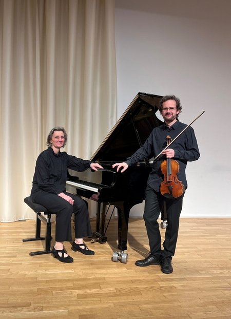 Andrea Ertz und Johannes Gehring auf der Bühne im Saal der Musikschule